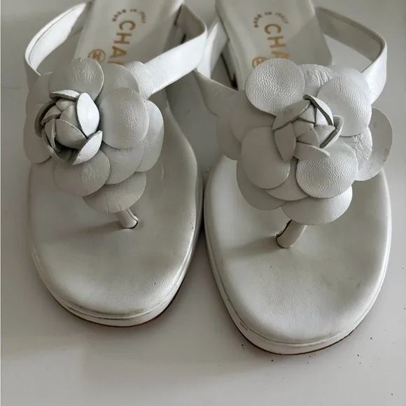 CHANEL white  Leather-  Sole with Embossed CC Logo - Picture 3 of 4